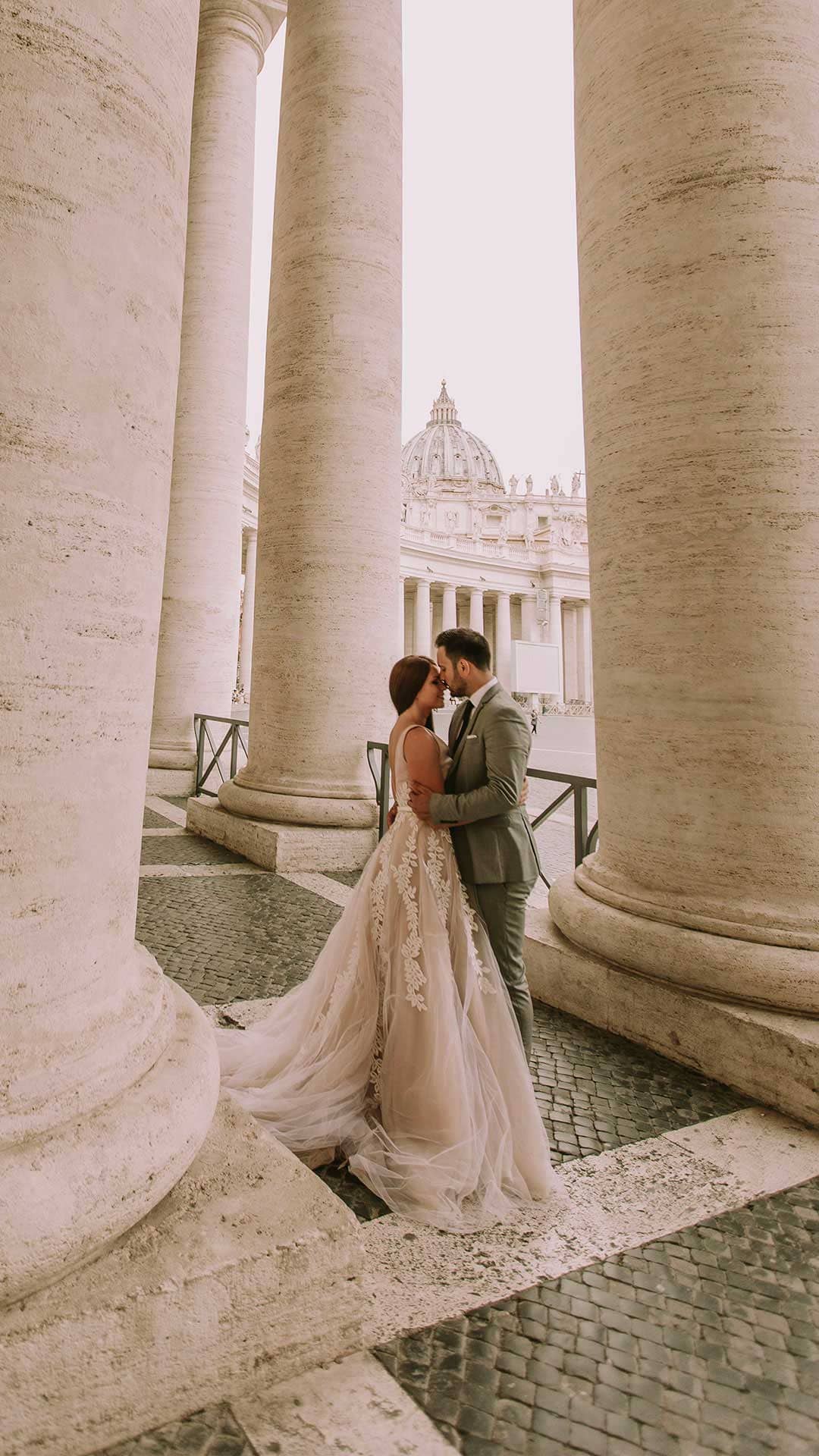 Coppia di sposi tra le colonne monumentali di Roma